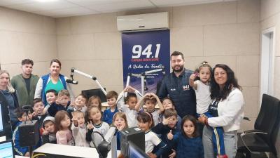 Projeto Como é Grande o Meu Amor Por Você teve alunos do Jardim 2 visitando a Campo Aberto FM